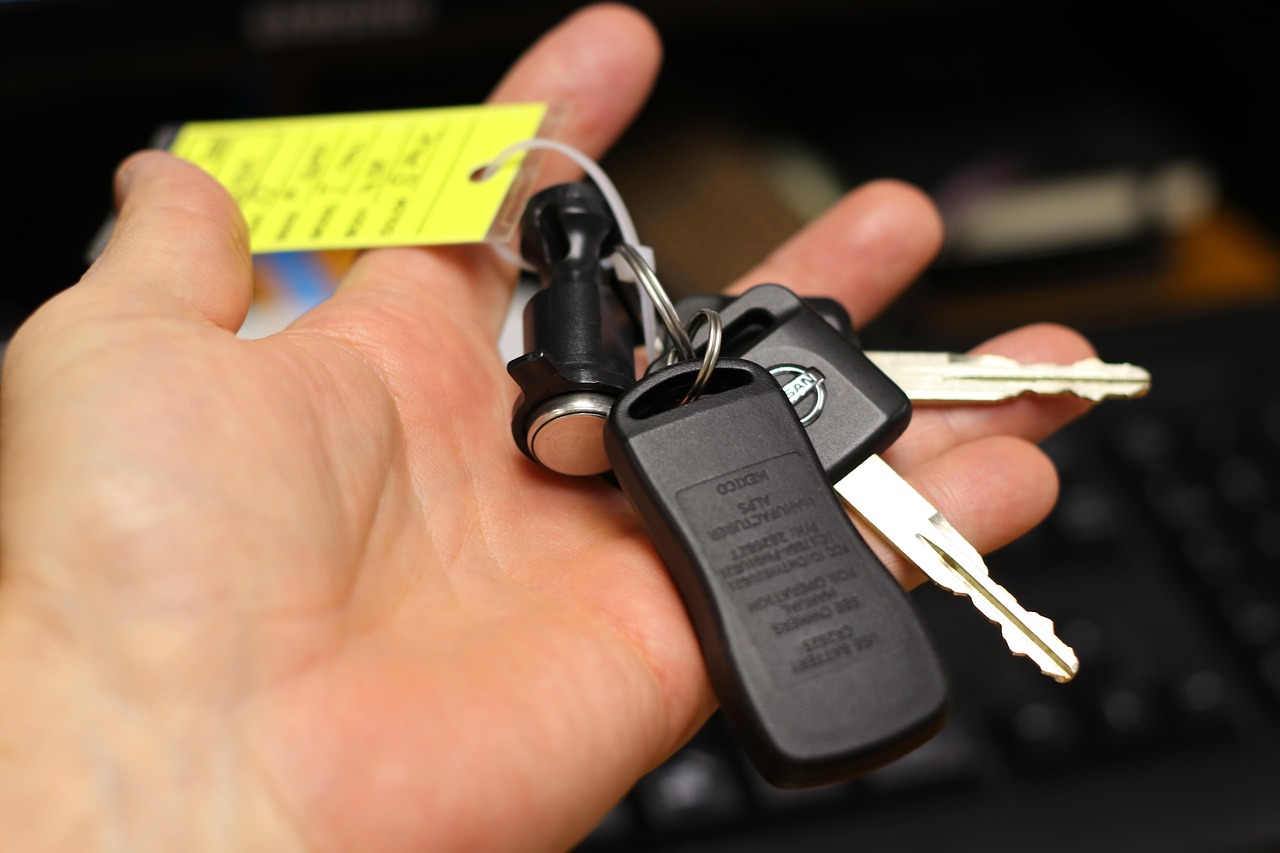 Des clés de voiture dans une main Des clés de voiture dans une main