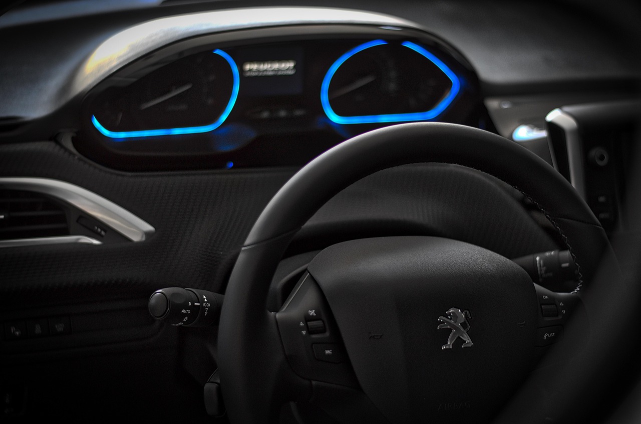 L'int&eacute;rieur d'une peugeot 208 c&ocirc;t&eacute; conducteur