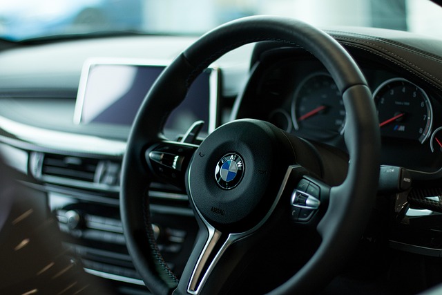 Intérieur habitacle BMW Intérieur et volant en premier plan d'une voiture BMW