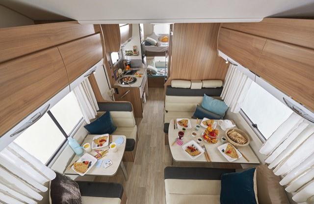 Int&eacute;rieur camping car Type D - Am&eacute;nagement cuisine et couchage