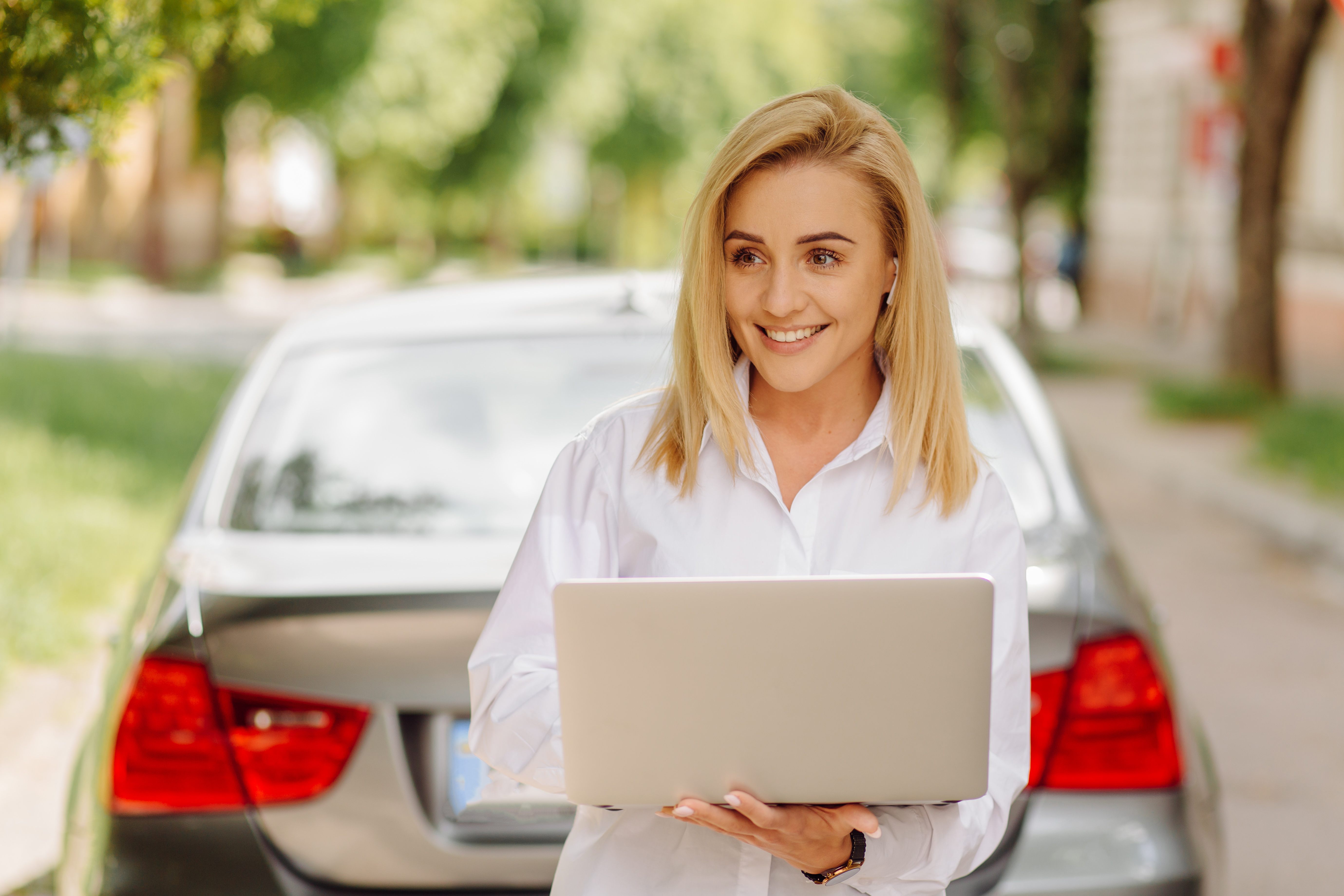 Femme d'affaires travaillant sur ordinateur portable en extérieur dans un parc en ville Femme d'affaires travaillant sur ordinateur portable en extérieur dans un parc en ville
